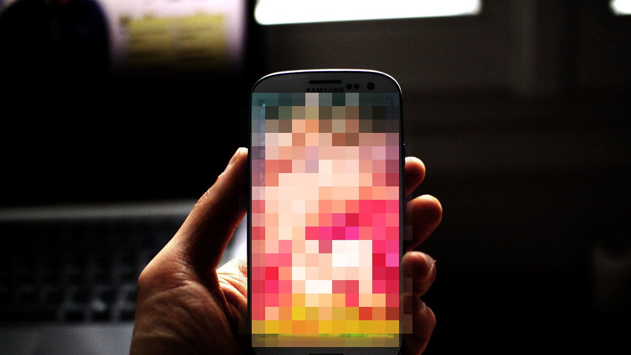 Capture Photos of Friends - Download the Anti-Selfie Poparazzi App